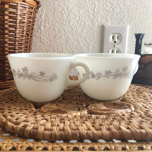 Pyrex Ribbon Bouquet Coffee Mugs/Cups Set of 2 Gray and White Flowers - Picture 3 of 8